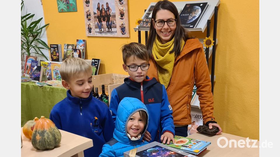 Auch Kinder nutzten die Gelegenheit, sich beim Schmökerabend in der Gemeindebücherei mit neuem Lesestoff einzudecken. Bild: Gemeindebücherei Kulmain/exb