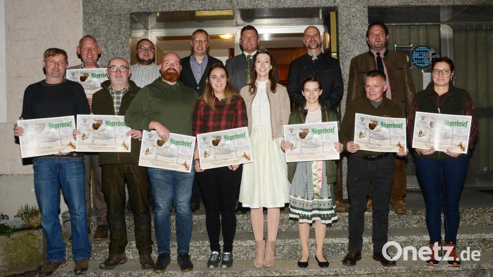 Stolz präsentieren sich die Jungjäger gemeinsam mit der Bayerischen Jagdkönigin Felizitas Schauer und Hegeringleiter Michael Kraus, Pater Stefan Weig, Bürgermeister Rainer Rewitzer, zweitem Vorsitzenden Sascha Freymann und Vorsitzendem Christian Ertl (hintere Reihe von links). Bild: bey