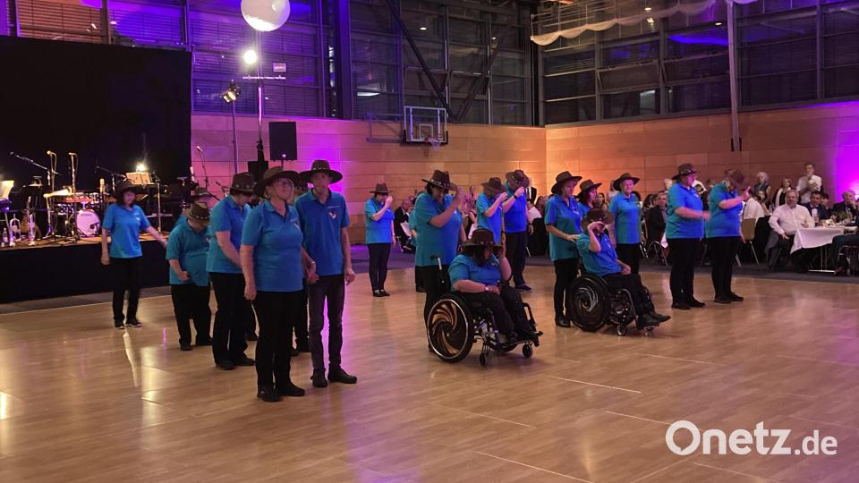 Die Line-Dance-Gruppe Miteinander legt auf dem Tanzparkett eine Showeinlage hin. Bild: Klaus Hernes/exb