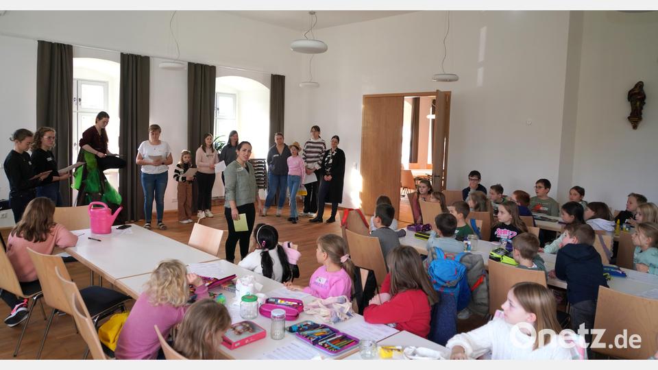 Elisabeth Beimler klettert beim Kinderbibeltag-Schauspiel als Zachäus auf einen symbolischen &quot;Maulbeer-Feigenbaum. Bild: fvo