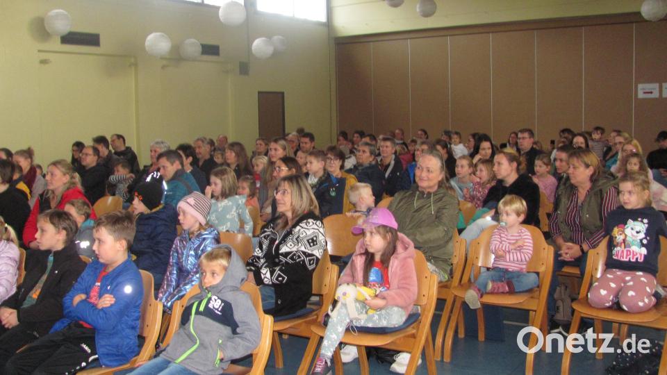 Mit viel Spannung verfolgten die Kinder das Stück. Bei einigen Szenen halfen sie mit großer Lautstärke dem Kasperl oder sangen die Lieder mit. Bild: sei