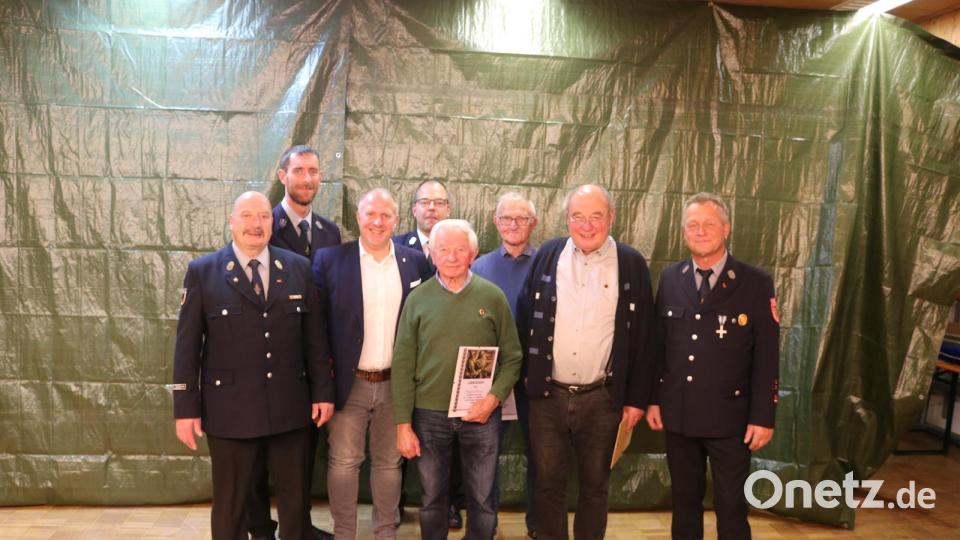 Die Feuerwehr Kemnath ehrt Vereinsmitglieder für jahrelange Treue (von links): Erster Kommandant Thomas Hackenberg, Zweiter Vorsitzender Robert Ott, Bürgermeister Marcus Eichenmüller, Kreisbrandmeister Marco Weiß, die Mitglieder Konrad Kräuter, Lang Xaver und Grill Hubert sowie Erster Vorsitzender Herbert Schlosser. Bild: Laura Prüfling/exb