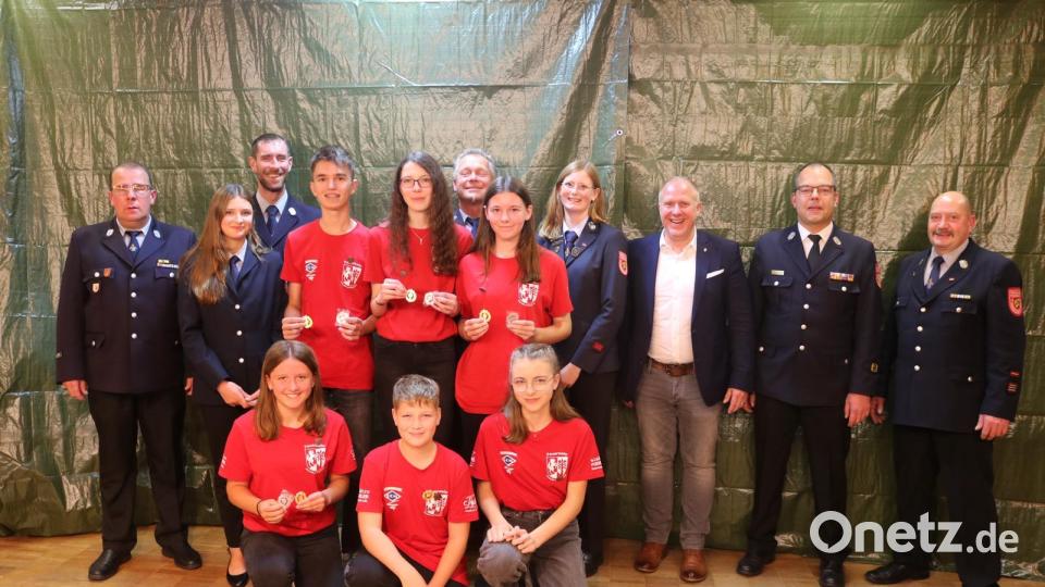 Die Jugendmannschaft der FFW Kemnath bekam ihre Abzeichen des Wettkampfs CTIF überreicht (von links): Zweiter Kommandant Michael Hummel, Zweiter Vorsitzender Robert Ott, die Jugendlichen Julia Luber, Antonia Escherl, Jannik Gebert, Eva Plößl, Max Ruider, Emily Zollitsch und Sophie Schadl, Erster Vorsitzender Herbert Schlosser, Jugendwart Laura Prüfling, Bürgermeister Marcus Eichenmüller, Kreisbrandmeister Marco Weiß und Erster Kommandant Thomas Hackenberg. Bild: Laura Prüfling