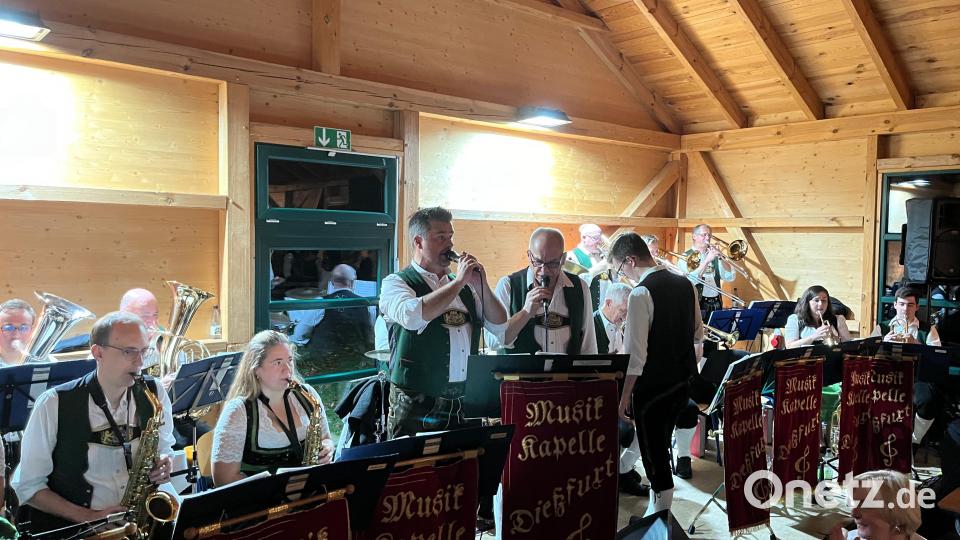 Die Feuerwehr Tremmersdorf kann sich bei ihrem Weinfest über mangelnden Zuspruch nicht beklagen. Bild: rod