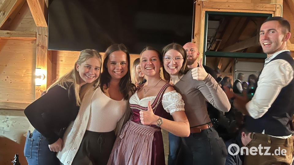 Die Feuerwehr Tremmersdorf kann sich bei ihrem Weinfest über mangelnden Zuspruch nicht beklagen. Bild: rod