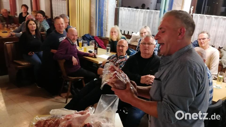 Matthias Siller hatte beim Taubenmarkt im ATS-Vereinsheim wieder jede Menge Preise im Gepäck. Bild: Klaus Schuller/exb