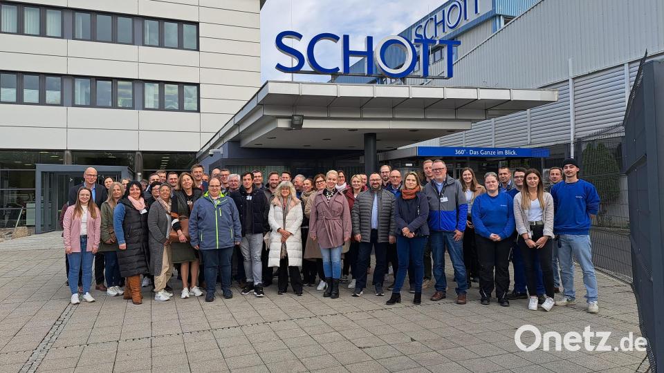 Gruppenfoto zum Besuch Schule und Wirtschaft bei der Firma Schott. Bild: Staatliches Schulamt/exb