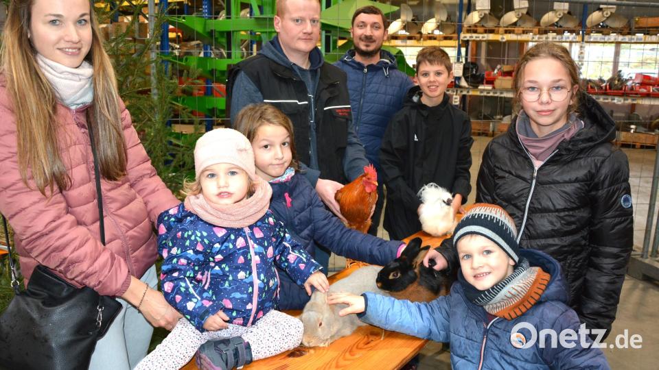 Große Freude hatten kleine Besucher der Lokalschau in Mitterteich daran, dass sie Tiere auch streicheln durften. Geflügel-Ausstellungsleiter Karl Weiß (hinten links) und seine Mitstreiter betrieben Werbung für die Zucht. Bild: jr
