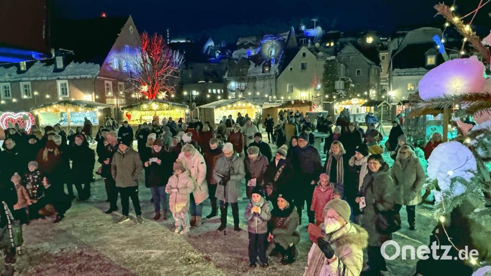 Die Eröffnung des Adventsmarkts in Marktredwitz war gut besucht. Spontan stimmten viele ins Weihnachtslied „O du fröhliche“ ein. Bild: Matthias Bäumler/fph