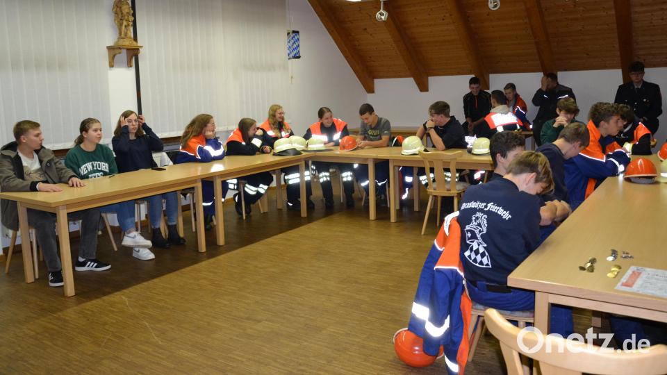 23 Nachwuchsfeuerwehrleute stellen sich dem Wissenstest. Bild: gi