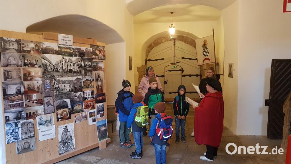 Schlossführerin Helene Rolle führt die interessierten Kinder im Rahmen der Ferienbetreuung durch das Schloss Burgtreswitz. Bild: gi