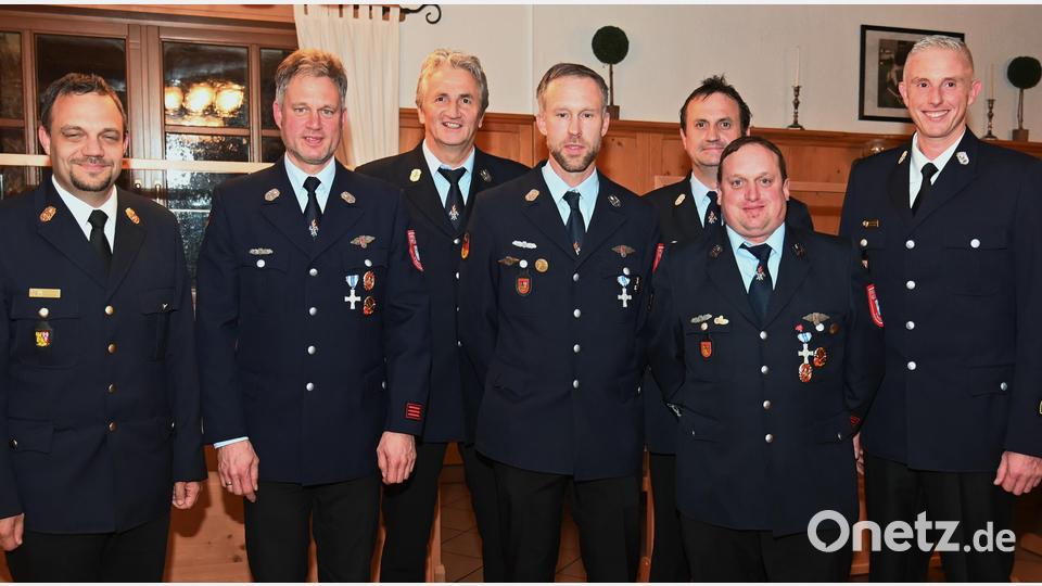 Ehrung für 25 und 40 Jahre aktive Dienstzeit bei der Feuerwehr Traßlberg (von links): Kreisbrandinspektor Michael Iberer, Vorsitzender Christian Beck, Martin Rösch, Michael Birkl, Kommandant Max Rösch, Benjamin Bogner und Kreisbrandmeister Frank Schloß. Bild: gf