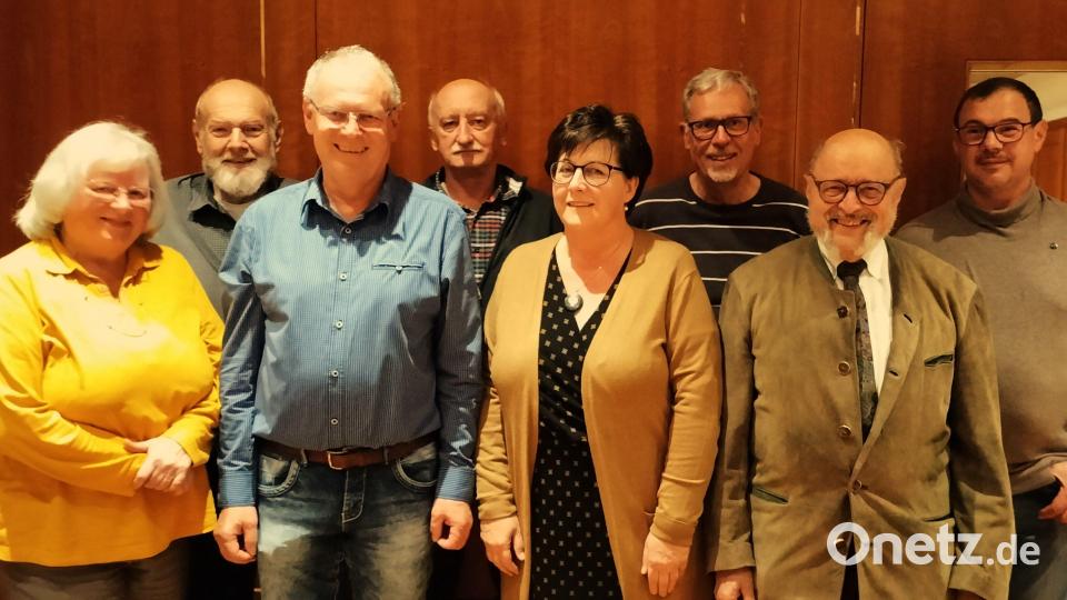Die Führungsspitze der Siedlergemeinschaft Waldsassen: von links Angelika Hausner, Karl Kunz, Reinhard König, Gerald Hruby, Helene Kunz, Wolfgang Heinl, Bruno Salomon und Stefan Hart Bild: Maria Döbereiner/exb