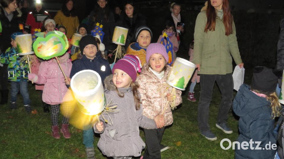Die guten Taten des heiligen St. Martin feierten die Kinder beim Martinsfest im Kindergarten &quot;Regenbogenland&quot; in Altenstadt. Bild: adj