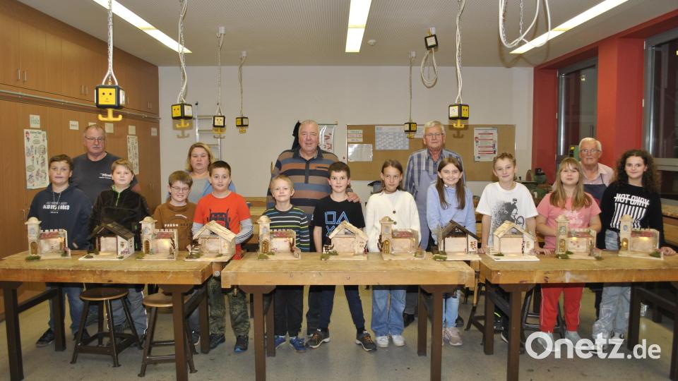 Voller Stolz präsentierten die Kinder am Ende des letzten Kursnachmittag ihre neuen Krippen. Mit auf dem Bild die Kursleiter und -helfer aus den Reihen des Krippenvereins, hinten v. r. Bernhard Büller, Peter Pichl, Richard Rauch, Manuela Fronhofer und Max Blank. Bild: wfw