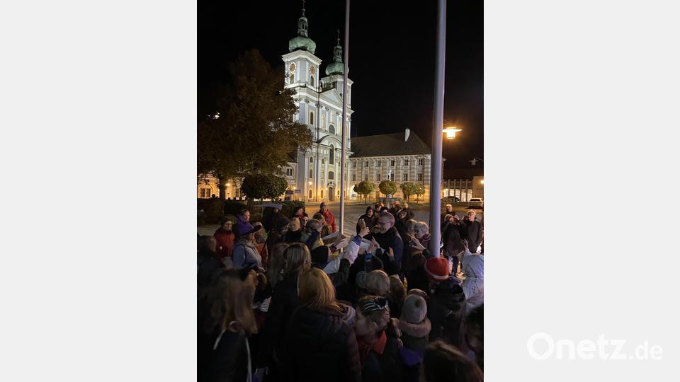 Unter dem Motto &quot;Halloween - das Original&quot; stand eine Nachtwanderung durch Waldsassen. Besucht wurden die Standorte von Heiligen-Figuren. Bild: Markus Scharnagl/exb