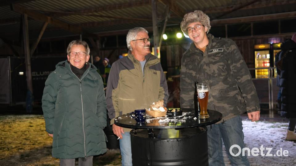 Gut gelaunt feiern die Partygäste zum Auftakt des Winterfestivals &quot;Frozen Beluma&quot; auf dem Skilift-Gelände Ödengrub. Bild: Hirsch