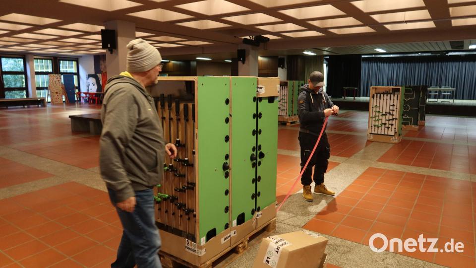 Die Turnier-Kickertische wurden originalverpackt per Lkw angeliefert und am Freitag von DJK-Mitgliedern abgeladen. Bild: Kunz