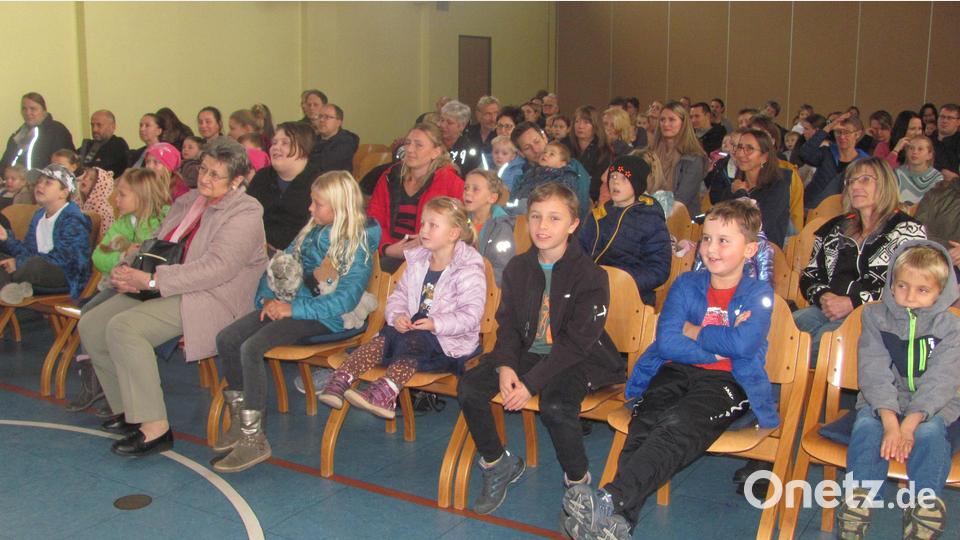 Gespannt verfolgten die Kinder die Handlung. Und bei aufregenden Szenen machten die Kinder dann eifrig mit und warnten Kasperl vor dem Krokodil. Bild: sei