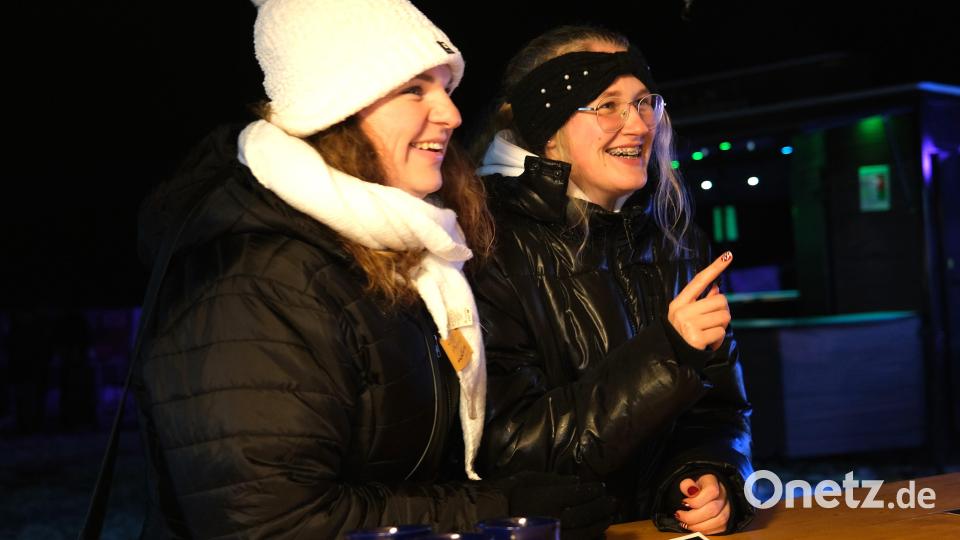 Am Getränkestand: Zur Auswahl standen Glühwein, Cocktails und Bier. Bild: Hirsch