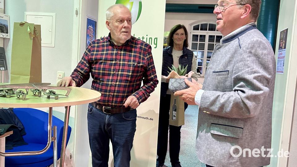 Maximilian Schön (Vorsitzender Stadtmarketing Tirschenreuth e.V.) und Stadträtin Doris Schön bedankten sich bei Autor Siegfried Fuchs für die Lesung (von rechts). Bild: Stadtmarketing Tirschenreuth/exb