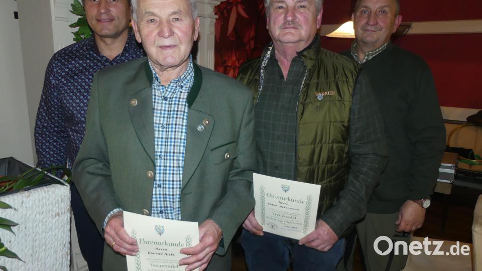 Mit Ehrenurkunden und –nadeln zeichneten Bürgermeister Marcus Gradl (links) und Kreisvorsitzender Norbert Ferstl Anton Ackermann und Konrad Nickl für 40-jährige Mitgliedschaft beim Landesjagdverband aus. Bild: rn