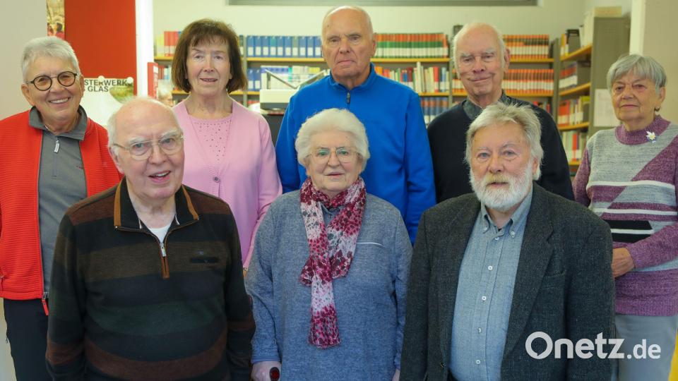 Geehrt für langjährige Treue wurden Rudolf Stepper, Anneliese Hauer, Günter Moser (vorne von links), Elka Bücherl, Sieglinde Pipetz, Horst Bücherl, Peter Groschl und Irmgard Bachfischer (hinten von links). Bild: Wolfgang Steinbacher