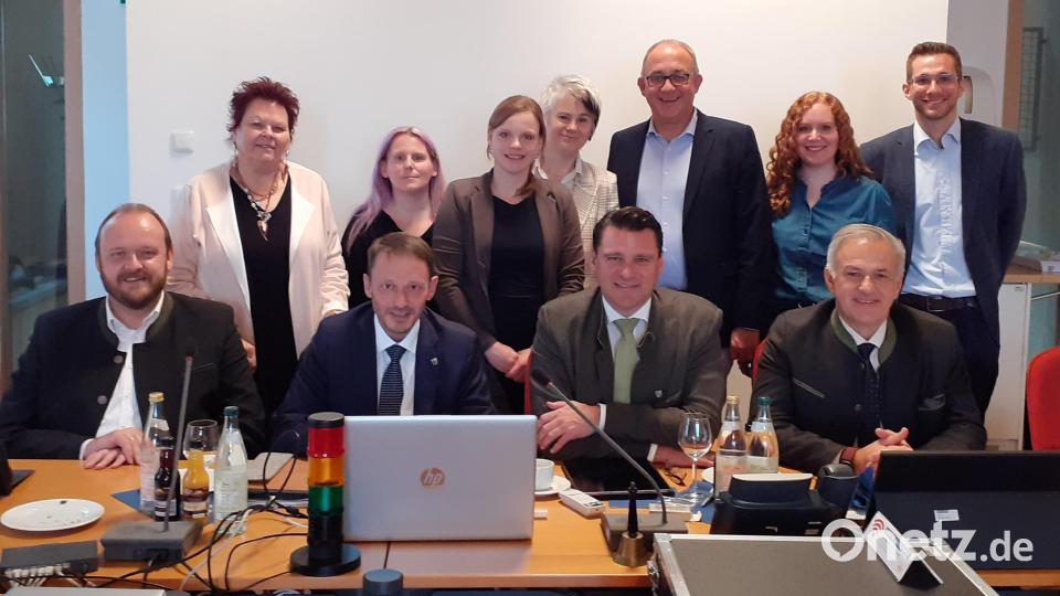 Der Lenkungsausschuss der Tourismusgemeinschaft Oberpfälzer Wald – vorne, von links: Landrat Andreas Meier (Landkreis Neustadt an der Waldnaab), Oberbürgermeister Jens Meyer (Stadt Weiden i.d.OPf.), Vorsitzender Landrat Thomas Ebeling (Landkreis Schwandorf), Landrat Roland Grillmeier (Landkreis Tirschenreuth); hinten, von links: Petra Vorsatz (Leiterin Amt für Kultur, Stadtgeschichte und Tourismus Weiden i.d.OPf.), Christina Kircher (Tourismusreferentin Landkreis Neustadt an der Waldnaab), Stephanie Wenisch (Tourismusreferentin Landkreis Tirschenreuth), Alexandra Beier (Tourismusreferentin Landkreis Schwandorf und Geschäftsführerin der Tourismusgemeinschaft), Dr. Michael Braun (Vorstand Tourismusverband Ostbayern e.V.), Antonia Schmid-Gareis (Ostbayern Tourismusmarketing GmbH), Kevin Lorenz (Tourist-Info Stadt Weiden i.d.OPf.), Bild: Christina Adamietz/exb