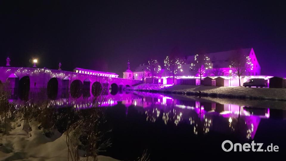 So leuchtet in diesem Jahr der Fischhofpark beim Kunsthandwerklichen Weihnachtsmarkt der Lions. Bild: Benkhardt