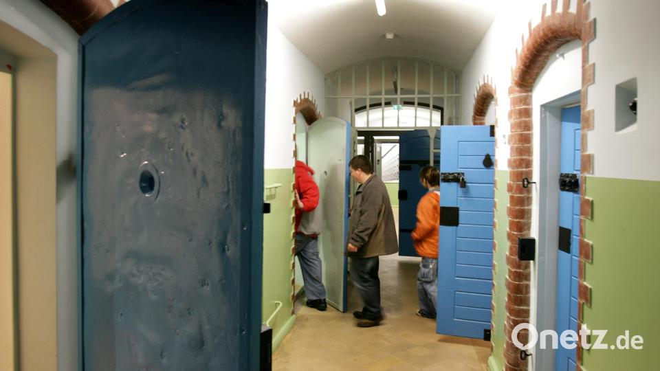 In der Gedenkstätte "Roter Ochse" in Halle laufen Besucher durch die Zellengänge. Archivbild: Waltraud Grubitzsch