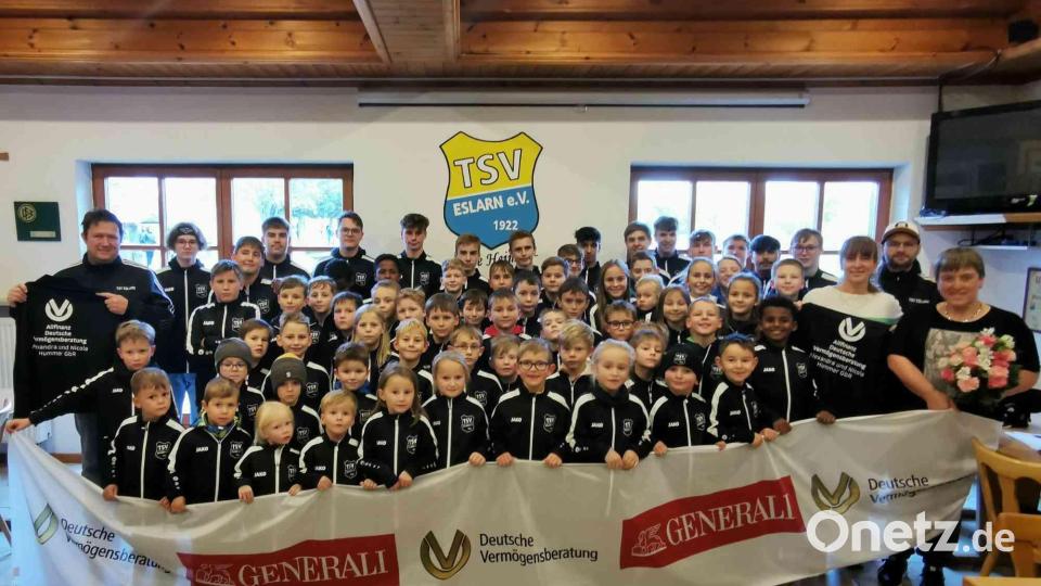 Bei der Spendenübergabe stürmt der TSV-Nachwuchs das Sportheim. Bild: gz
