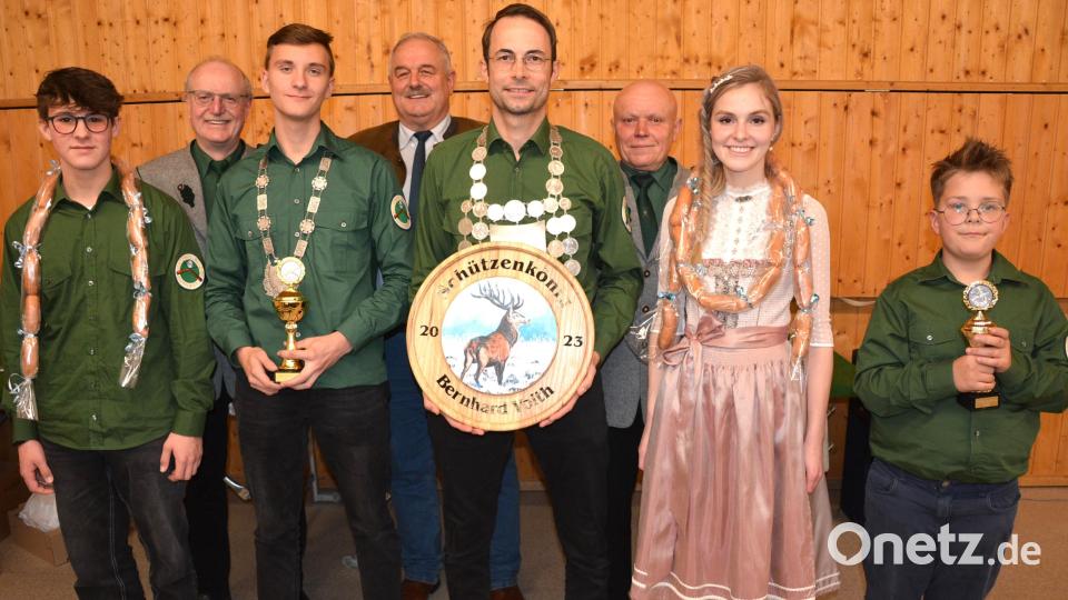 Neue Könige hat der Schützenverein Großensees gekürt. Im Bild von links Felix Grillmeier, Schützenmeister Erich Völkl, der neue Jugendkönig Fabian Ockl, Bürgermeister Johann Burger, der neue Schützenkönig Bernhard Voit, Vorsitzender Helmut Kipferl, Sarah Haberkorn und Bambini-König Elias Werner. Bild: jr