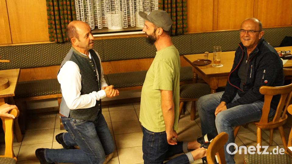 Bürgermeister Hans Ram bittet den neuen Vorsitzenden Ritsch Stauber im Beisein des ehemaligen Vorsitzenden Arnold Hiltl (von links) um die Aufnahme in den Schnupferclub. Bild: tra