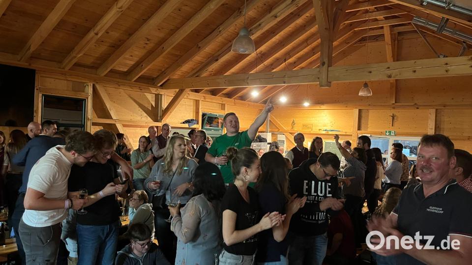 Die Feuerwehr Tremmersdorf kann sich bei ihrem Weinfest über mangelnden Zuspruch nicht beklagen. Bild: rod
