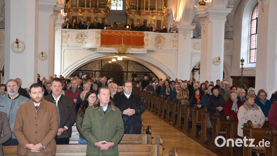 Blick in die gut besuchte Stadtpfarrkirche, oben auf der Empore das Bläserkorps Tirschenreuth mit Hornmeister Peter F. Dotzauer, die den Gottesdienst musikalisch umrahmte. Bild: jr