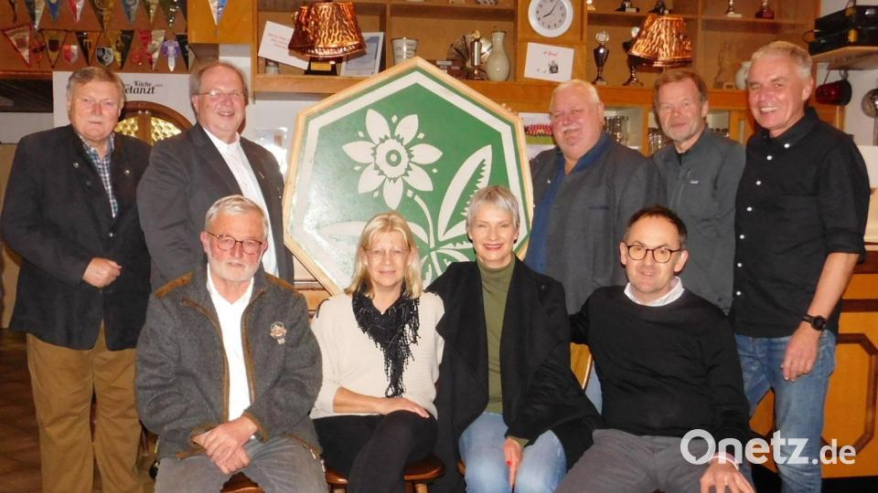 Der heutige FGV-Vorstand setzt sich aus Rainer Prischenk, Wolfgang Teufel, Andreas Bender, Hermann Eisenhut, Barbara Dierl, Carola Horn, Dieter Kottwitz und Heinz Schmidt (von rechts) zusammen. Mit im Bild Altbürgermeister Manfred Porsch. Bild: whü