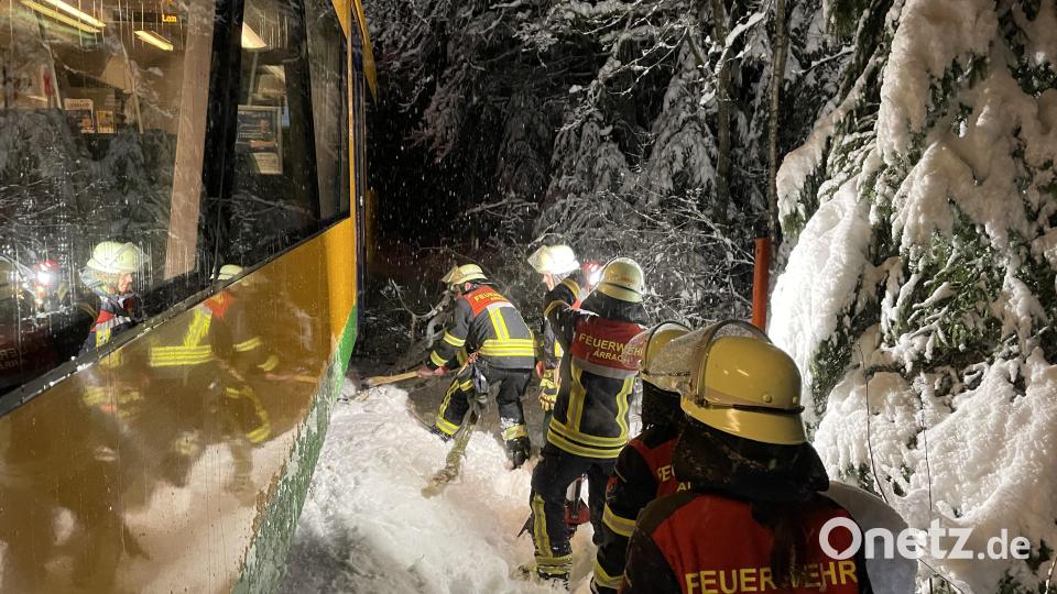 Im Landkeis Cham kam es zu mehreren Unfällen. Auch der Bahnverkehr war beeinträchtigt. Bild: Kreisbrandinspektion Cham