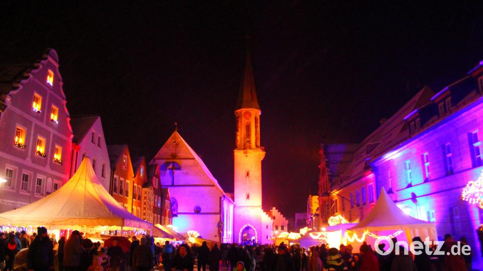 Die Kemnather Altstadt präsentierte sich am Freitagabend farbenfroh illuminiert. Bild: stg
