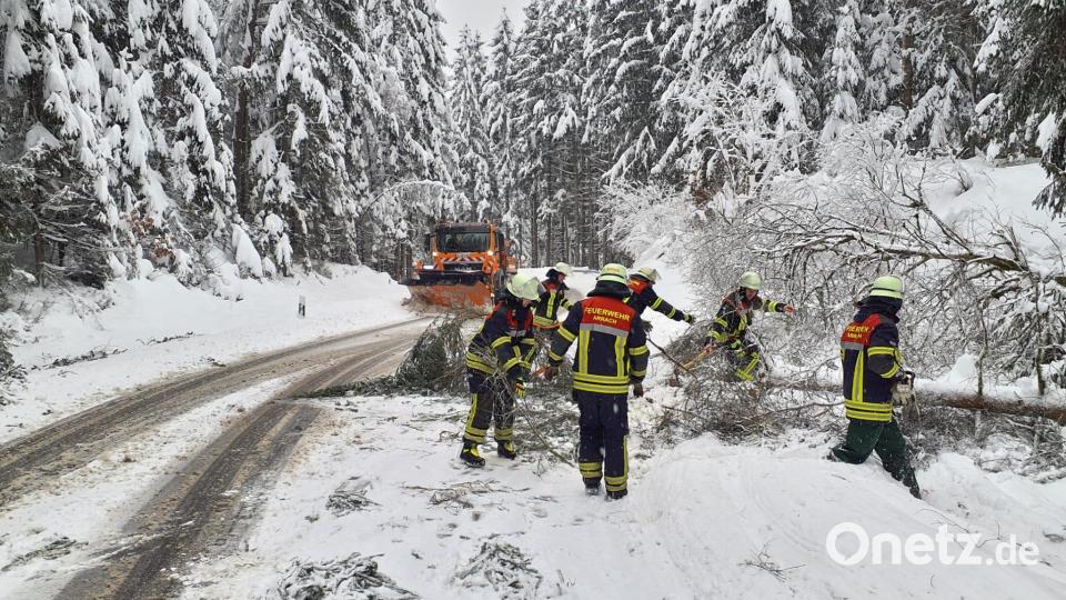 Im Landkeis Cham kam es zu mehreren Unfällen. Auch der Bahnverkehr war beeinträchtigt. Bild: Kreisbrandinspektion Cham