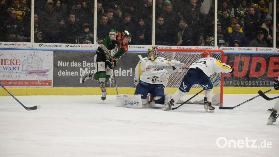 Der ERSC Amberg hatte in seinen Nikolaustrickots den ERV Schweinfurt zu Gast. Bild: Andreas Brückmann