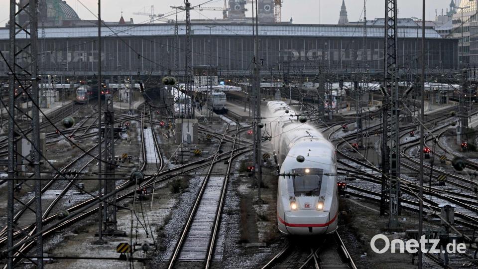 Der Zugverkehr von und zum Hauptbahnhof in München wurde zunächst eingestellt. Bild: Felix Hörhager/dpa