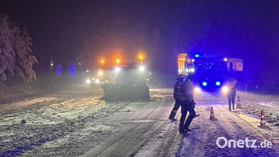 Im Landkeis Cham kam es zu mehreren Unfällen. Auch der Bahnverkehr war beeinträchtigt. Bild: Kreisbrandinspektion Cham