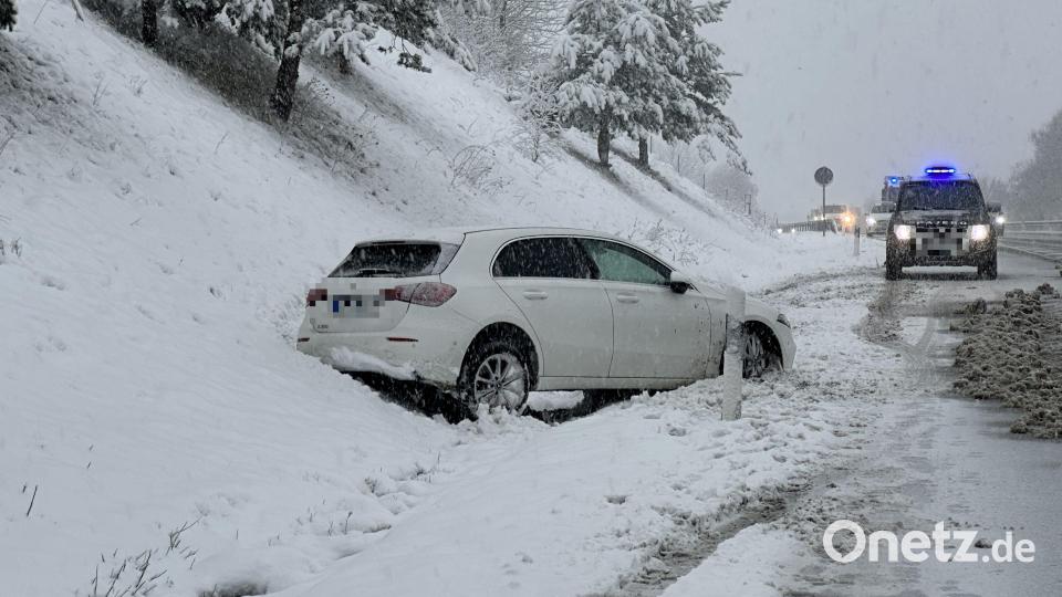 Im Landkeis Cham kam es zu mehreren Unfällen. Auch der Bahnverkehr war beeinträchtigt. Bild: Kreisbrandinspektion Cham