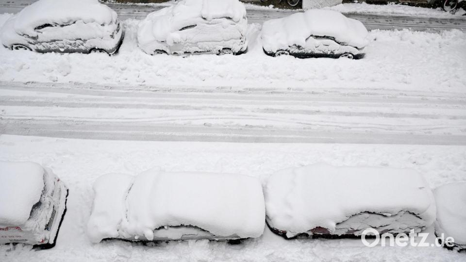 Schnee und Eis haben im Süden Bayerns für Verkehrschaos gesorgt. Hier eine Straße in München. Bild: Felix Hörhager/dpa