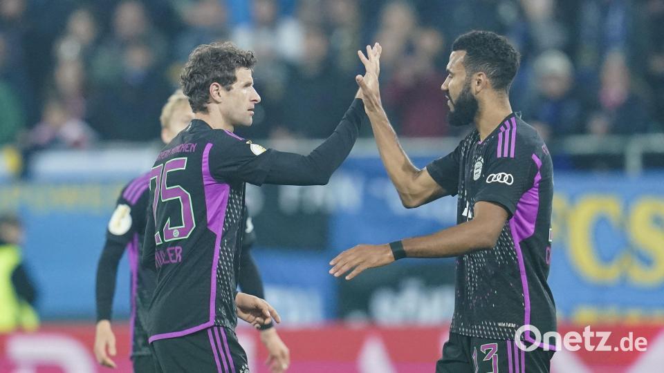 Thomas Müller (links) und Eric Maxim Choupo-Moting kommen erst im Januar nach Nabburg und Floß. Bild: Uwe Anspach/dpa