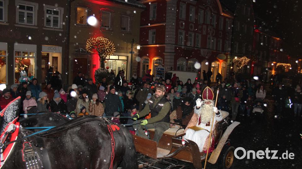 Der Nikolaus kam mit einer echten Pferdekutsche vorgefahren. Bild: stg
