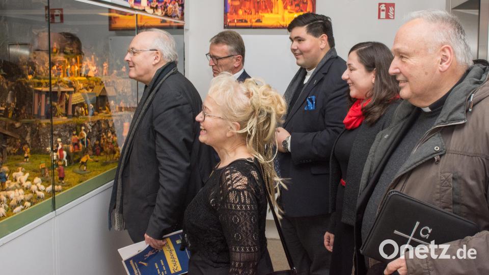 Bischof Rudolf Voderholzer (links) fiel in der Tirschenreuther Krippenausstellung gleich die neue Schön-Krippe ins Auge. Marianne Stangl, Vorsitzende der Krippenfreunde Tirschenreuth, (Zweite von links) machte den Bischof auf die Besonderheiten der Krippen aufmerksam. Bild: Thomas Sporrer