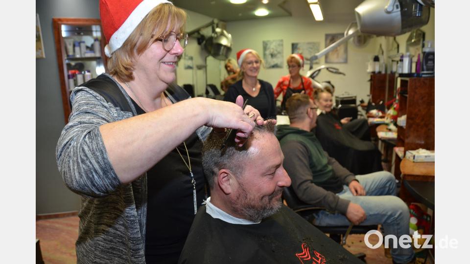 Die Stimmung im Friseurstudio ist bestens. Bild: dob