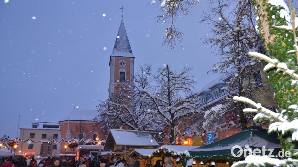 Der Platz vor dem Rathaus strahlte im leichten Abendlicht eine wunderschöne Atmosphäre aus Bild: dob