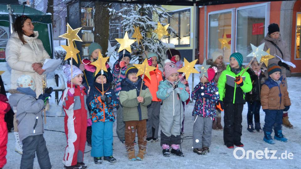 Mit Sternen-Lichtern traten die Buben und Mädchen aus dem städtischen Kindergarten Anton Ferazin in Aktion. Bild: dob